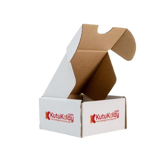 Oluklu Geçmeli Beyaz E-ticaret Kutusu 8cm